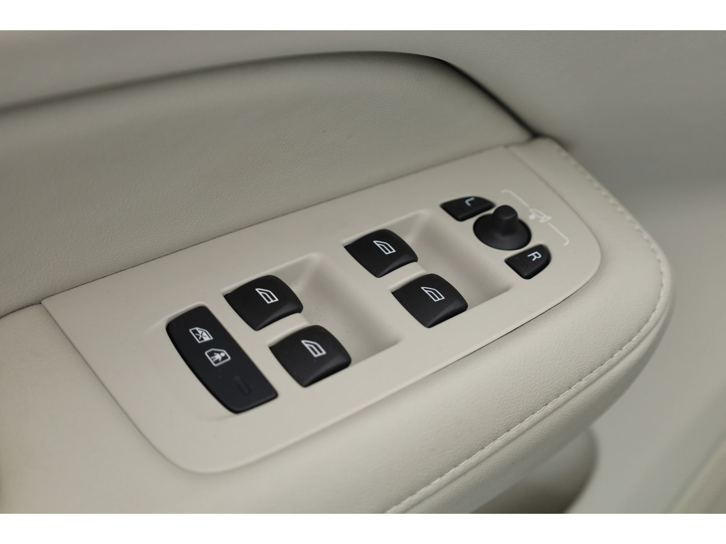 Volvo V60 2.0 T6 Plug-in hybrid AWD Plus Dark | ACC | BLIS | H&K | Stuur- & 4x stoelverw. | Elek. Voorstoelen |