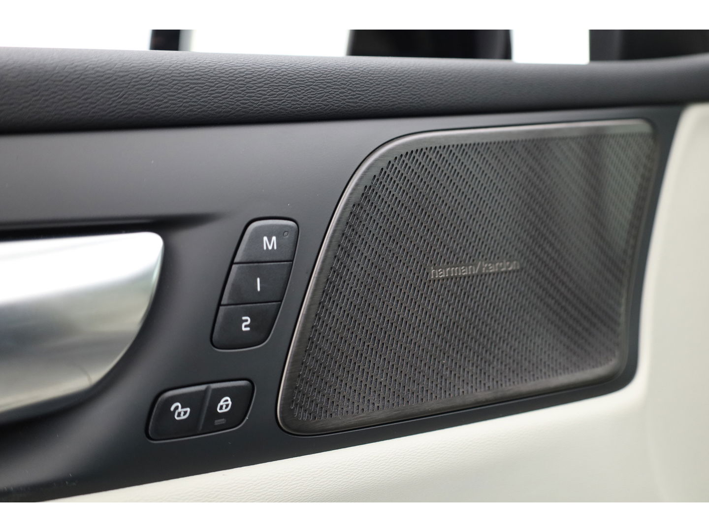 Volvo V60 2.0 T6 Plug-in hybrid AWD Plus Dark | ACC | BLIS | H&K | Stuur- & 4x stoelverw. | Elek. Voorstoelen |