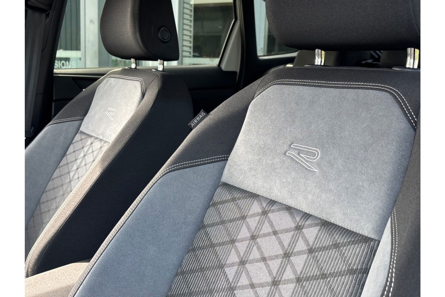 Volkswagen Taigo 1.0 TSI R-LINE AIRCO NAVI CARPLAY PDC STOELVERW.