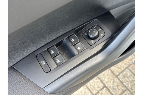 Volkswagen Taigo 1.0 TSI R-LINE AIRCO NAVI CARPLAY PDC STOELVERW.