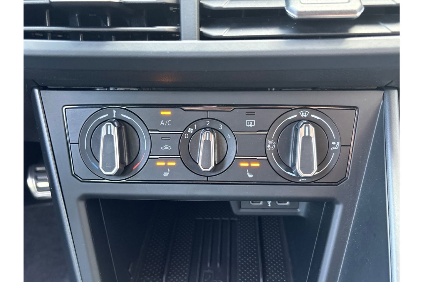 Volkswagen Taigo 1.0 TSI R-LINE AIRCO NAVI CARPLAY PDC STOELVERW.