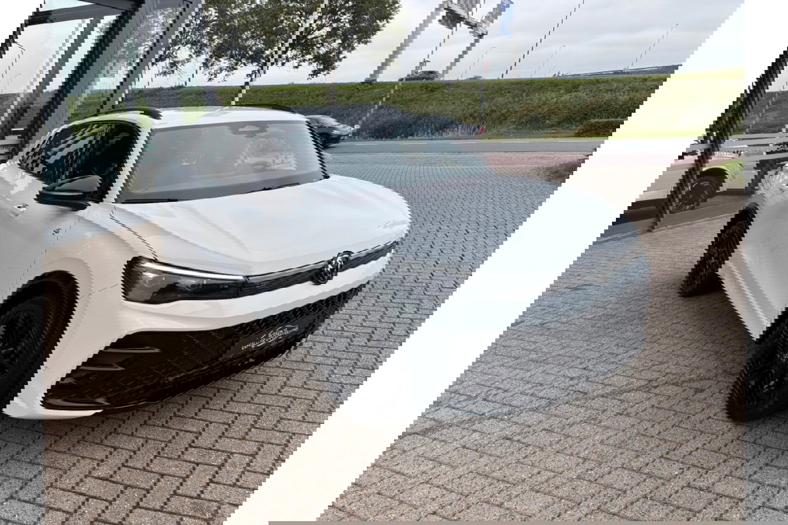 Volkswagen Tiguan 2.0 TDI R-LINE AUTOMAAT 150PK AIRCO NAVI BIGSCREEN PDC-CAMERA MASSAGE.