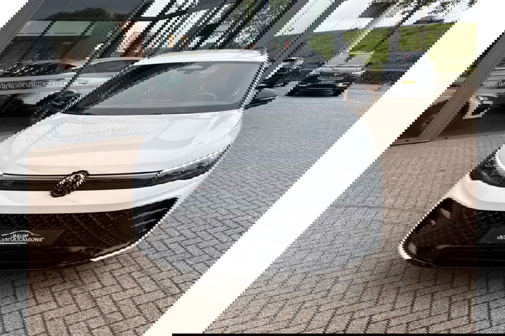 Volkswagen Tiguan 2.0 TDI R-LINE AUTOMAAT 150PK AIRCO NAVI BIGSCREEN PDC-CAMERA MASSAGE.