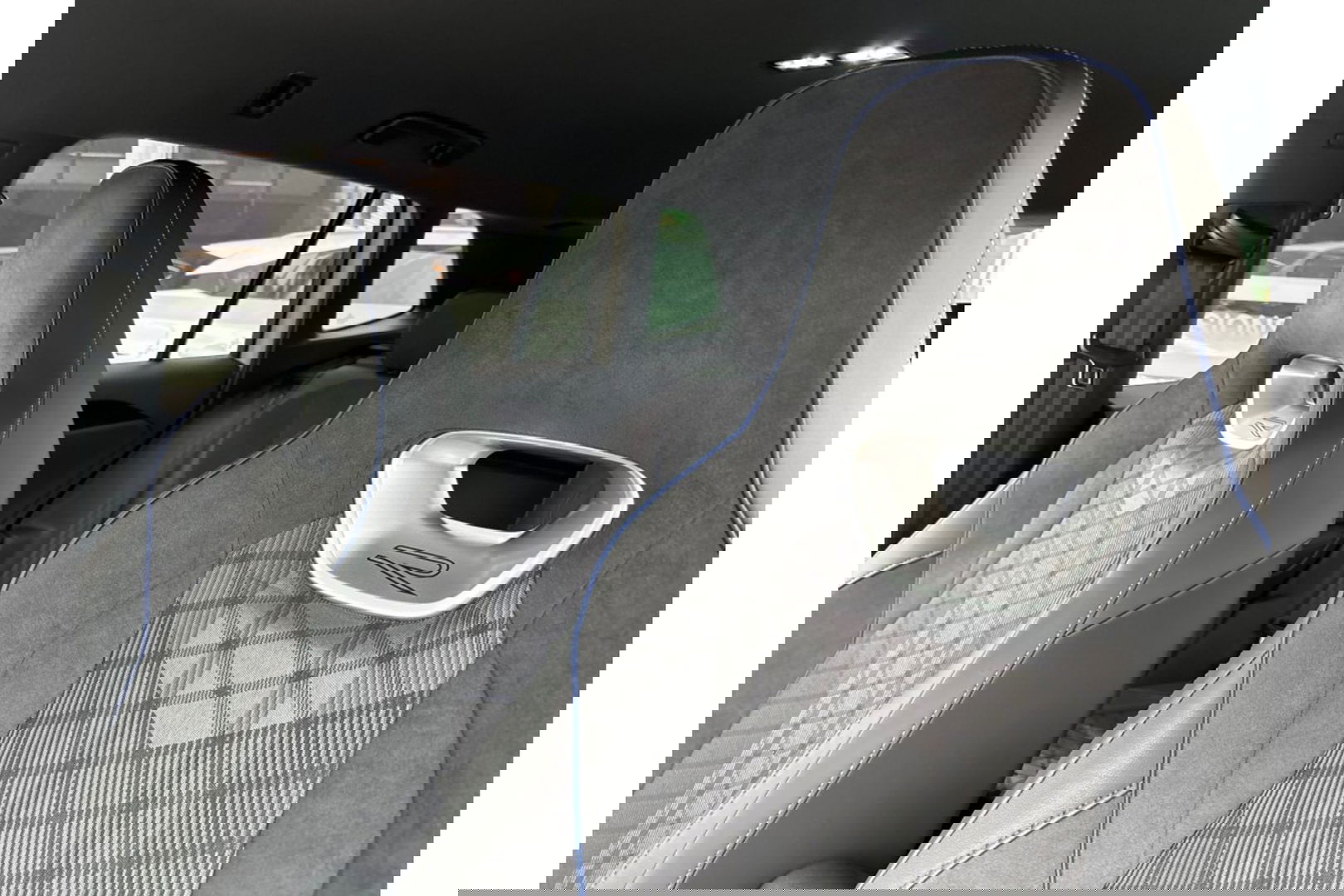 Volkswagen Tiguan 2.0 TDI R-LINE AUTOMAAT 150PK AIRCO NAVI BIGSCREEN PDC-CAMERA MASSAGE.