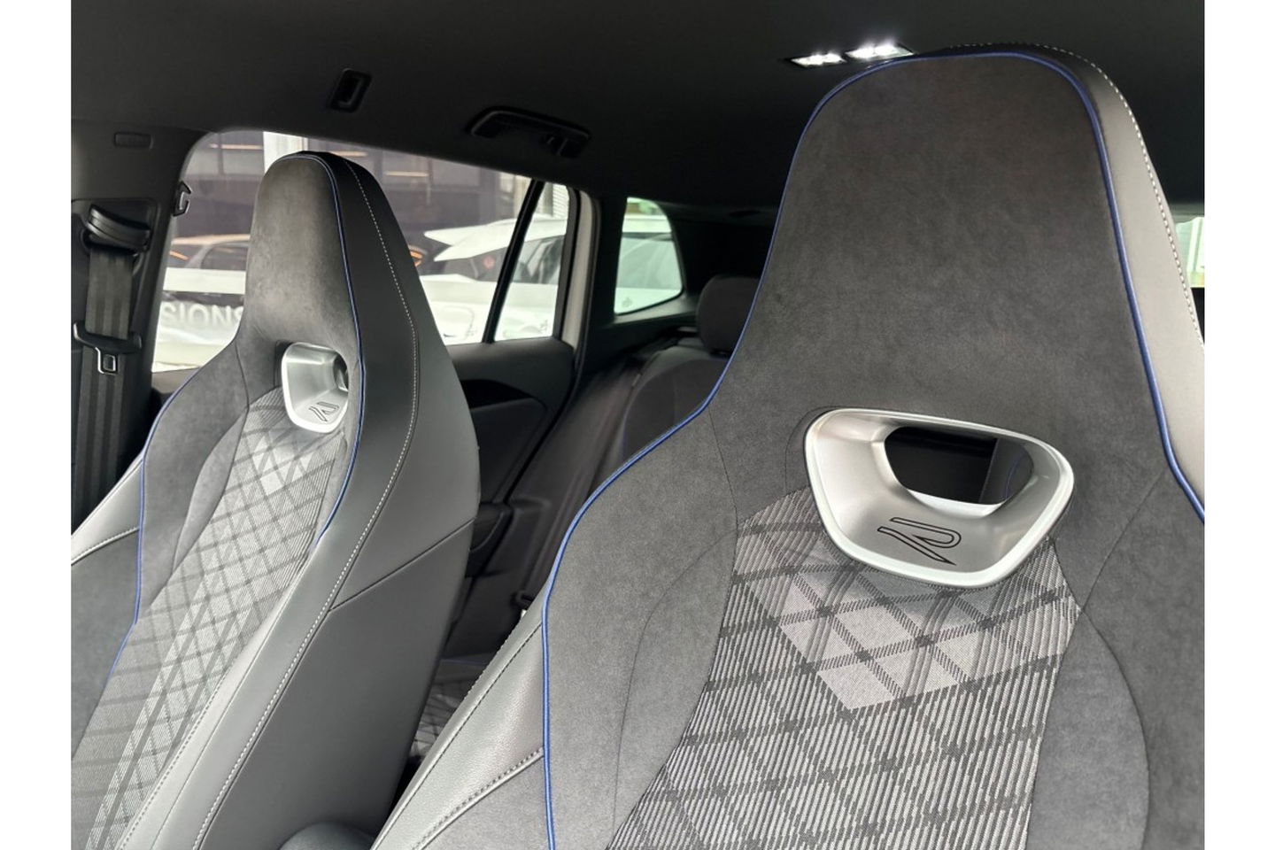 Volkswagen Tiguan 2.0 TDI R-LINE AUTOMAAT 150PK AIRCO NAVI BIGSCREEN PDC-CAMERA MASSAGE.