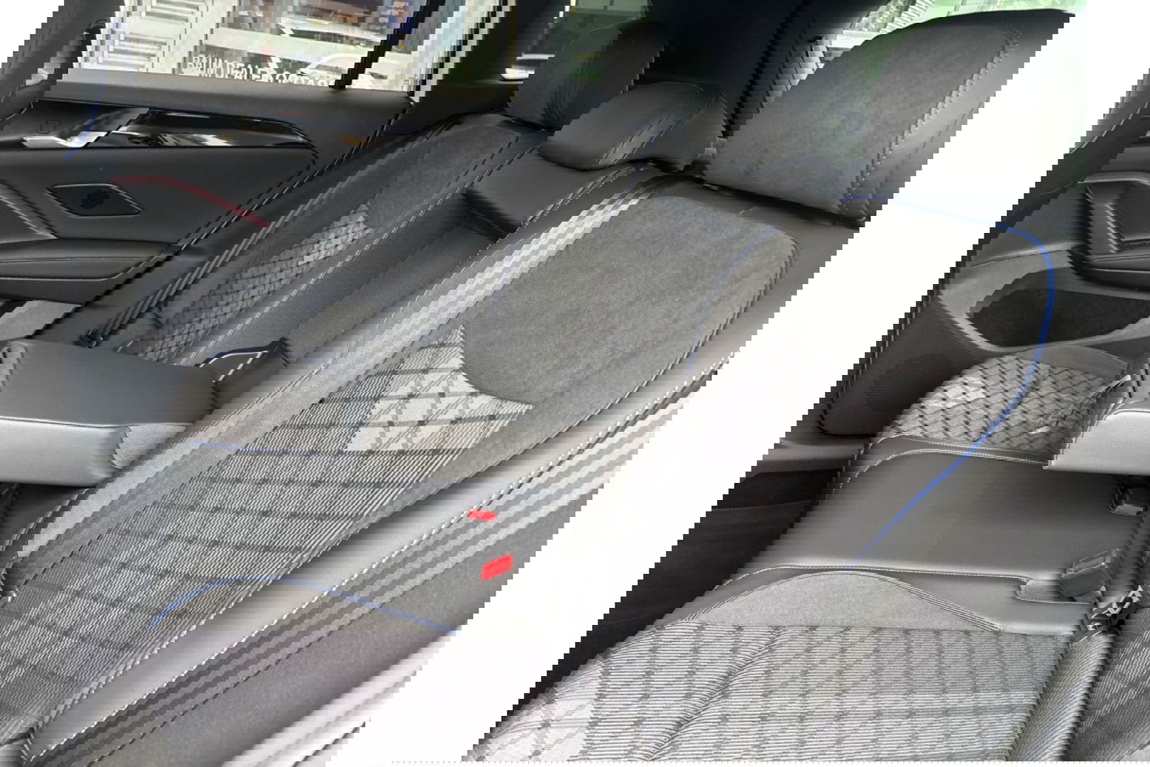 Volkswagen Tiguan 2.0 TDI R-LINE AUTOMAAT 150PK AIRCO NAVI BIGSCREEN PDC-CAMERA MASSAGE.