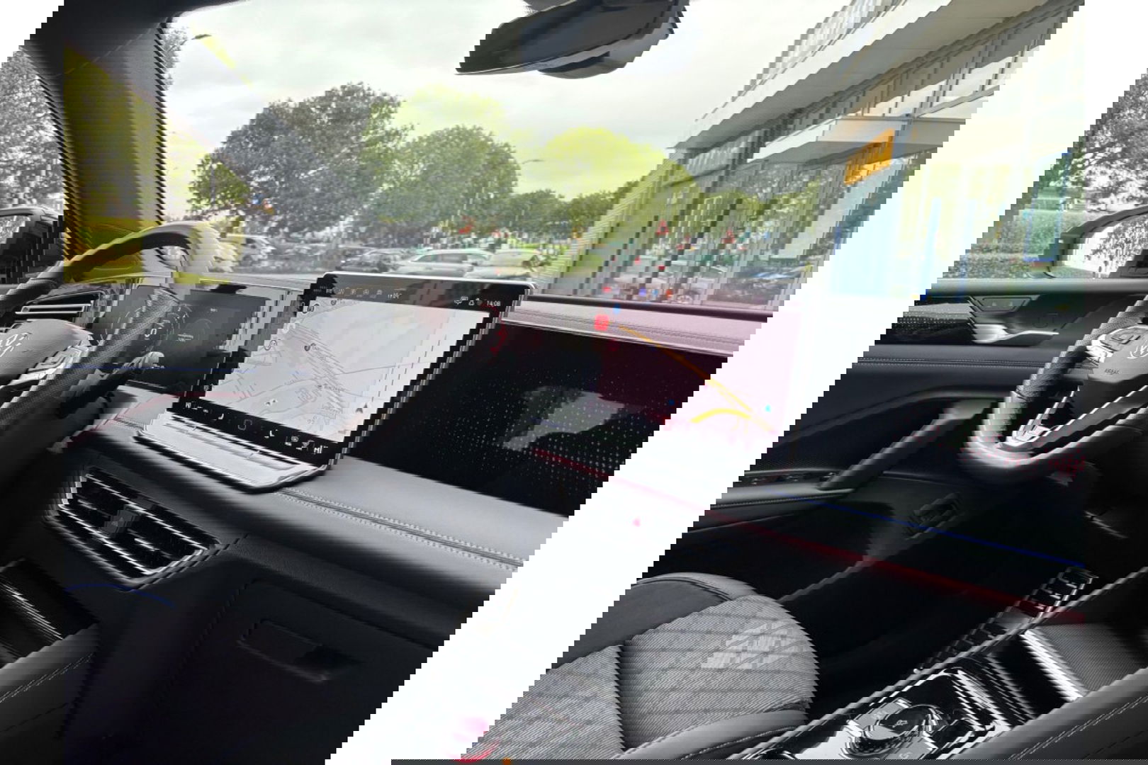 Volkswagen Tiguan 2.0 TDI R-LINE AUTOMAAT 150PK AIRCO NAVI BIGSCREEN PDC-CAMERA MASSAGE.