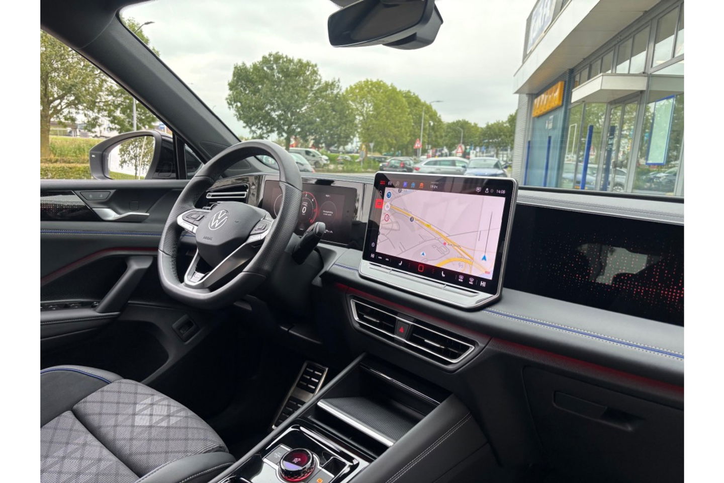 Volkswagen Tiguan 2.0 TDI R-LINE AUTOMAAT 150PK AIRCO NAVI BIGSCREEN PDC-CAMERA MASSAGE.