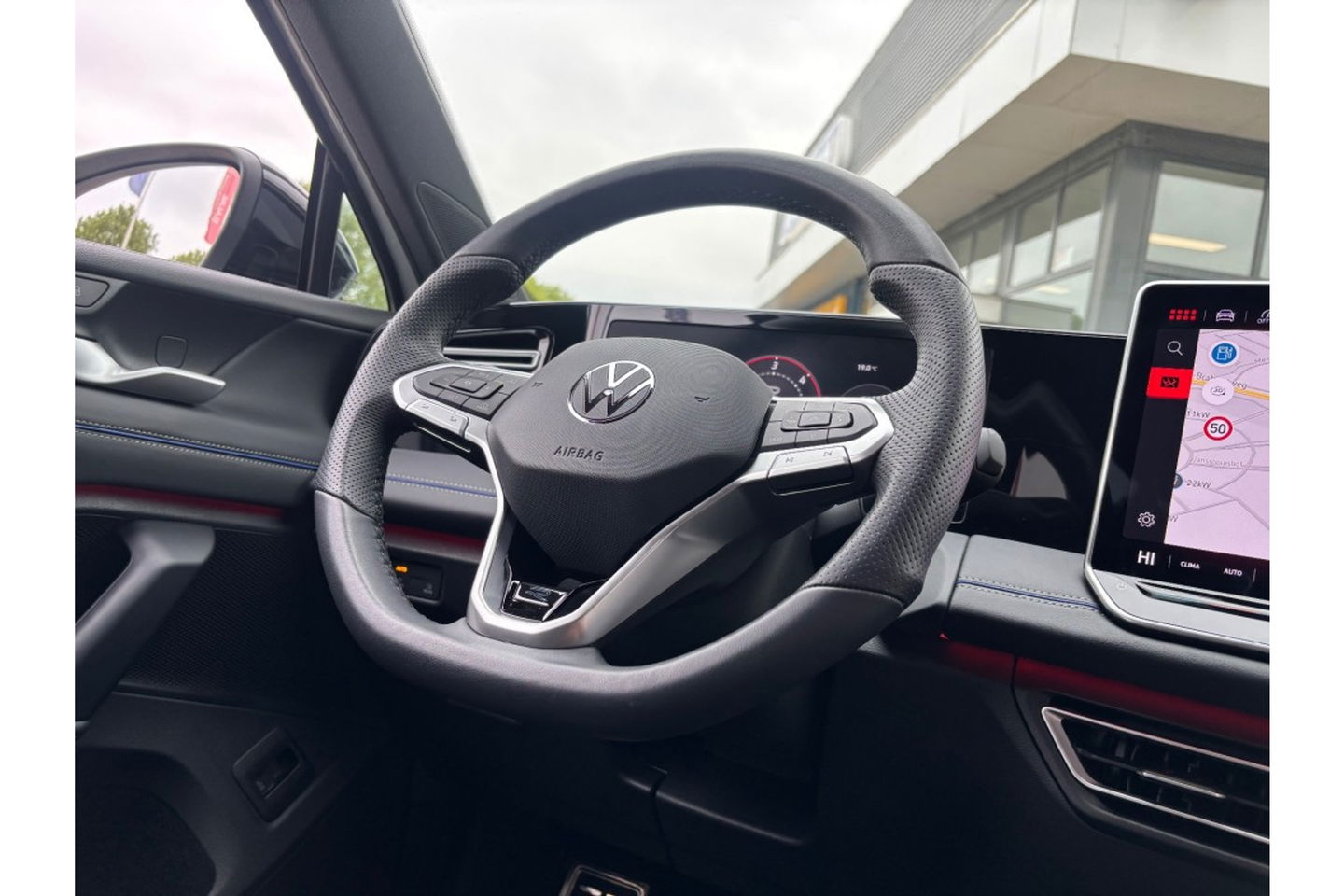 Volkswagen Tiguan 2.0 TDI R-LINE AUTOMAAT 150PK AIRCO NAVI BIGSCREEN PDC-CAMERA MASSAGE.