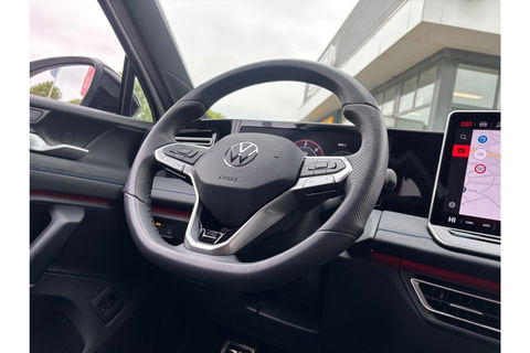 Volkswagen Tiguan 2.0 TDI R-LINE AUTOMAAT 150PK AIRCO NAVI BIGSCREEN PDC-CAMERA MASSAGE.