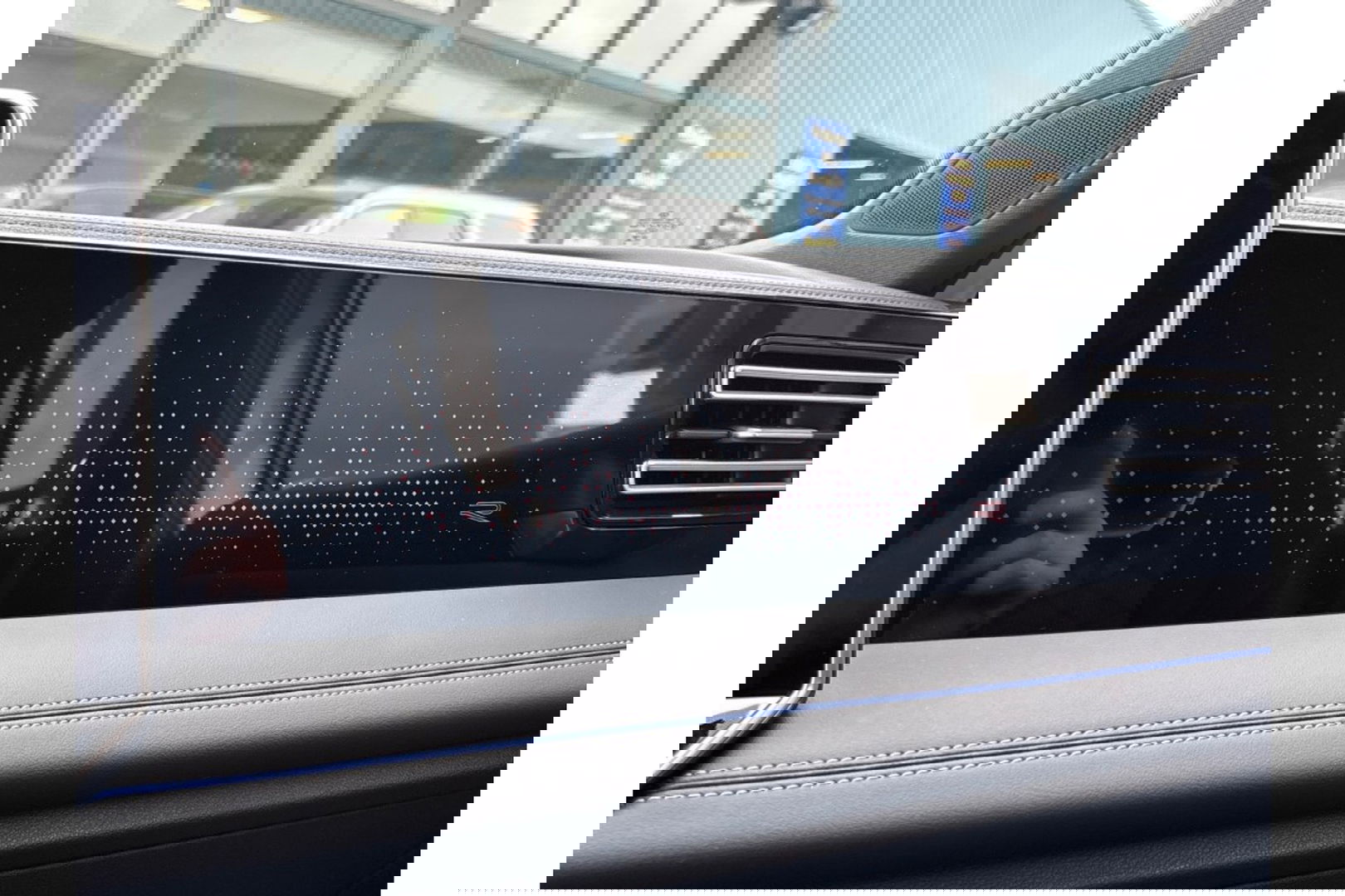 Volkswagen Tiguan 2.0 TDI R-LINE AUTOMAAT 150PK AIRCO NAVI BIGSCREEN PDC-CAMERA MASSAGE.