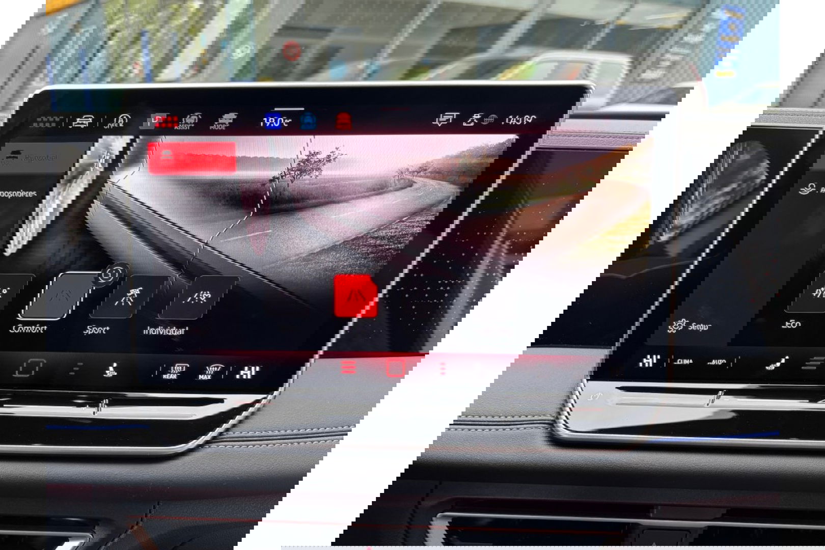 Volkswagen Tiguan 2.0 TDI R-LINE AUTOMAAT 150PK AIRCO NAVI BIGSCREEN PDC-CAMERA MASSAGE.