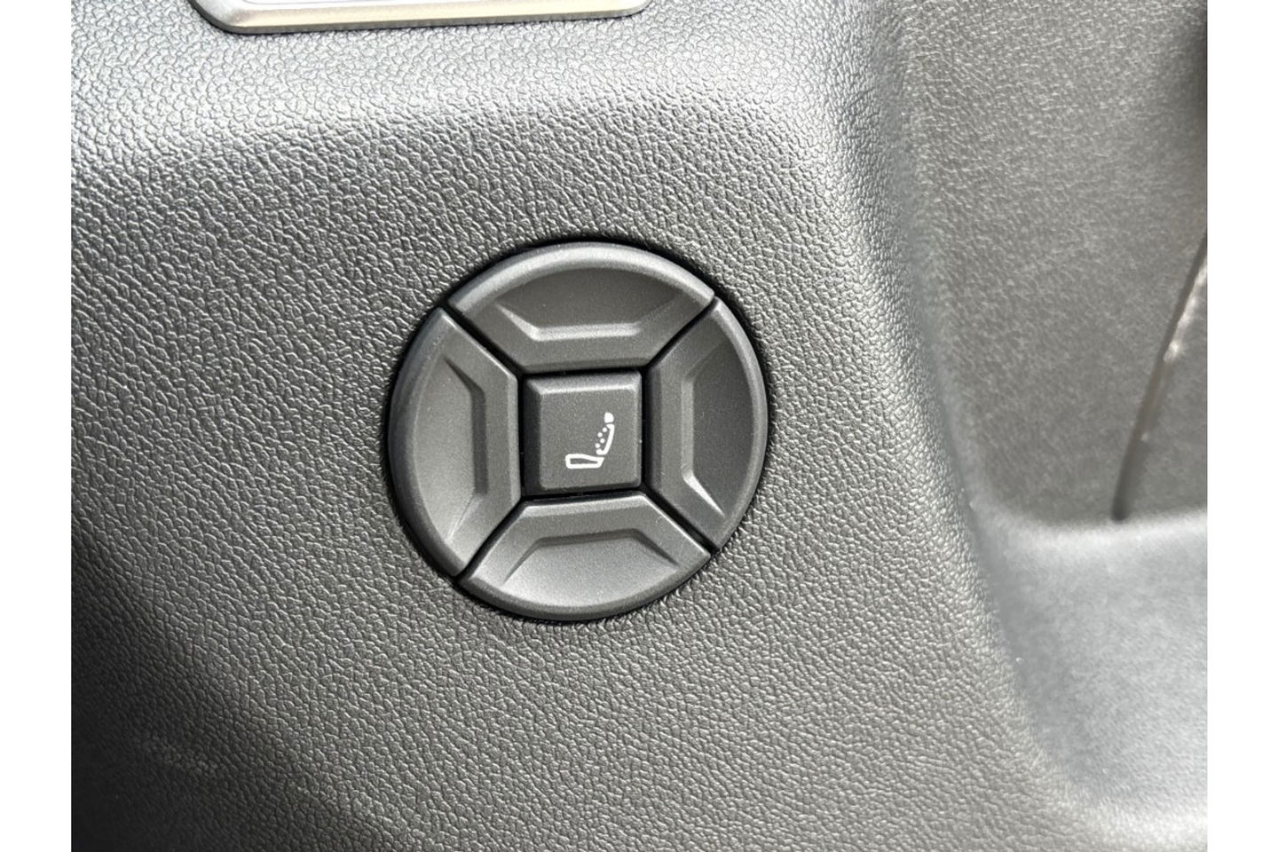 Volkswagen Tiguan 2.0 TDI R-LINE AUTOMAAT 150PK AIRCO NAVI BIGSCREEN PDC-CAMERA MASSAGE.