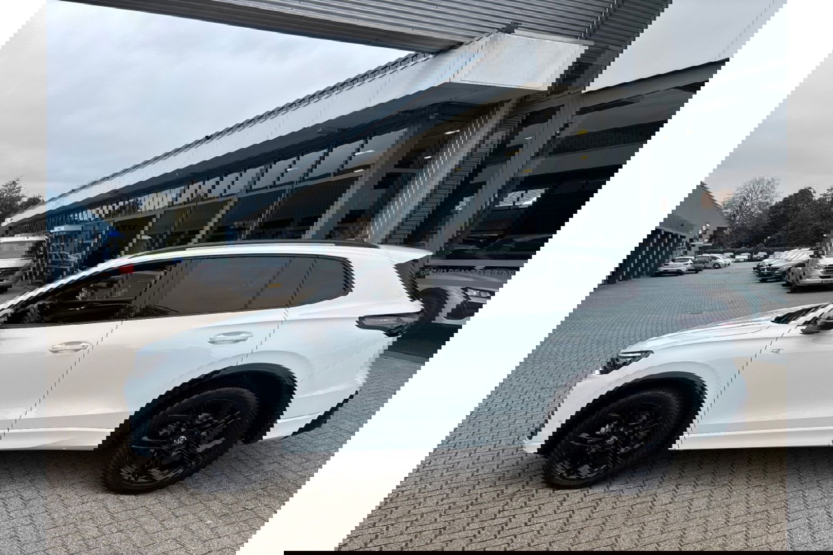 Volkswagen Tiguan 2.0 TDI R-LINE AUTOMAAT 150PK AIRCO NAVI BIGSCREEN PDC-CAMERA MASSAGE.