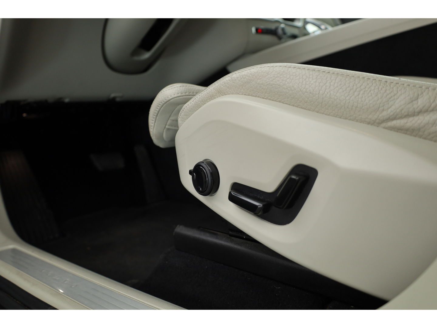 Volvo XC60 2.0 B4 Inscription Trekhaak | H&K Audio | Camera | Vol Lederen bekleding |