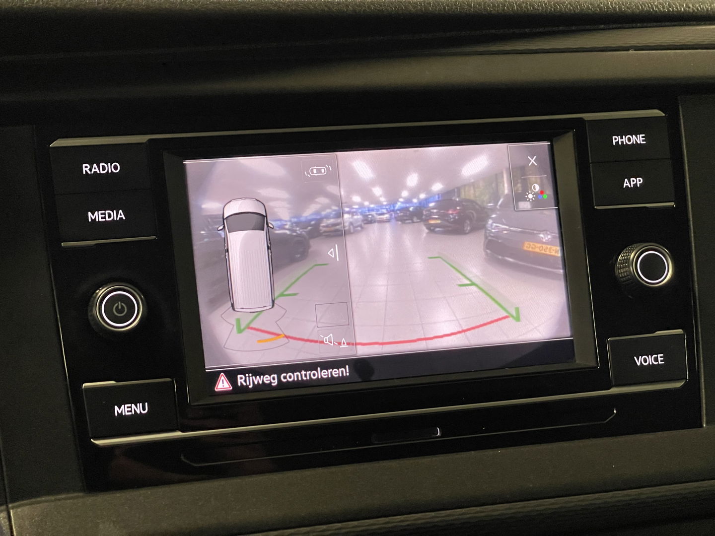 Volkswagen Transporter 2.0 TDI L2H1 30 DC Comfortline | Marge! | BPM Vrij | 6 Persoons! | Apple Carplay | Android Auto | Camera | Trekhaak | Airconditioning | Cruise Control | Isofix |