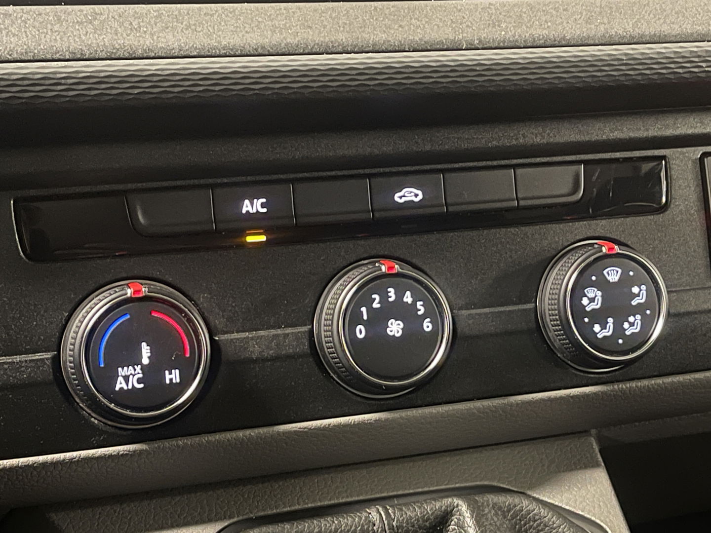 Volkswagen Transporter 2.0 TDI L2H1 30 DC Comfortline | Marge! | BPM Vrij | 6 Persoons! | Apple Carplay | Android Auto | Camera | Trekhaak | Airconditioning | Cruise Control | Isofix |