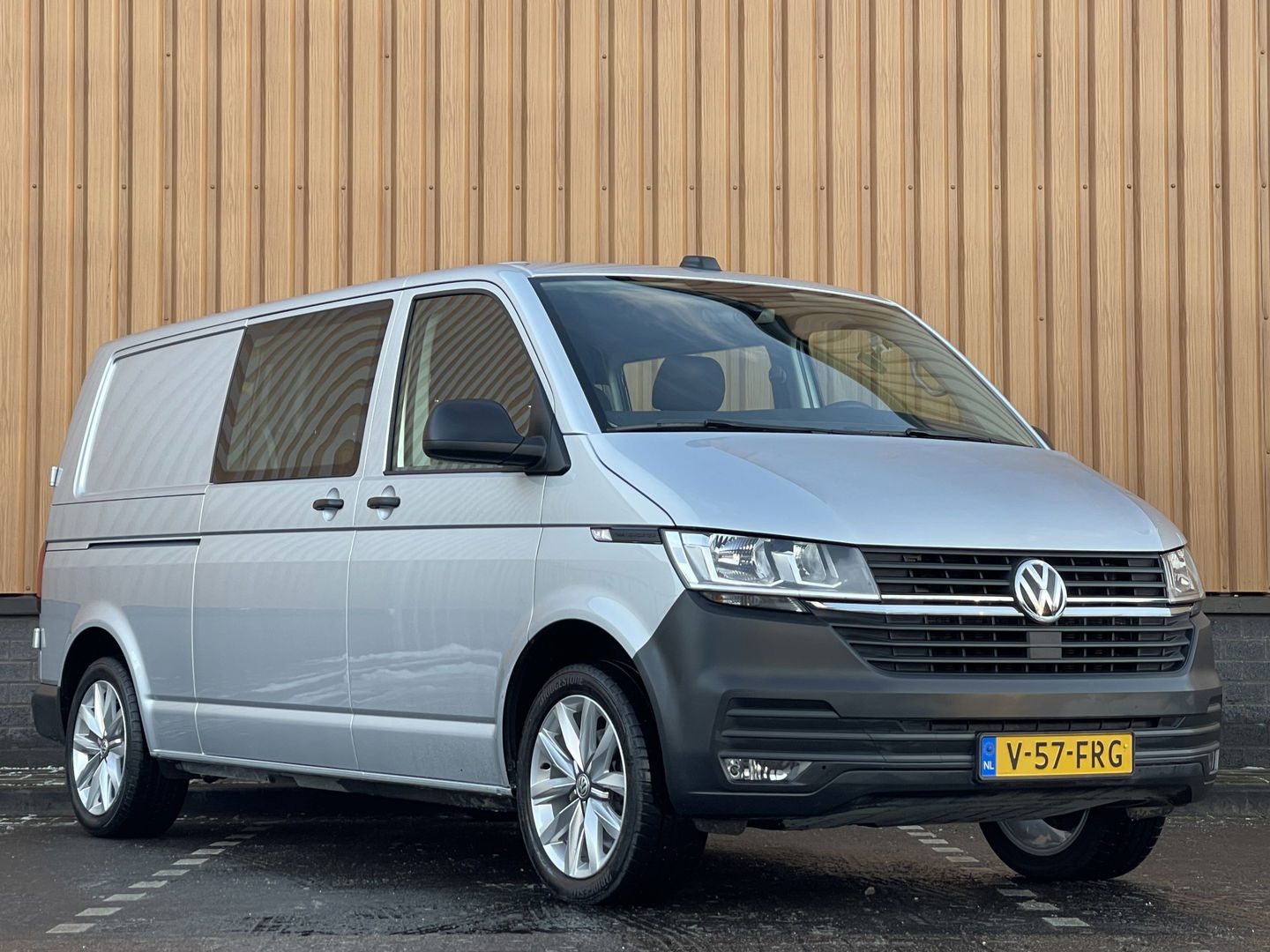 Volkswagen Transporter 2.0 TDI L2H1 30 DC Comfortline | Marge! | BPM Vrij | 6 Persoons! | Apple Carplay | Android Auto | Camera | Trekhaak | Airconditioning | Cruise Control | Isofix |