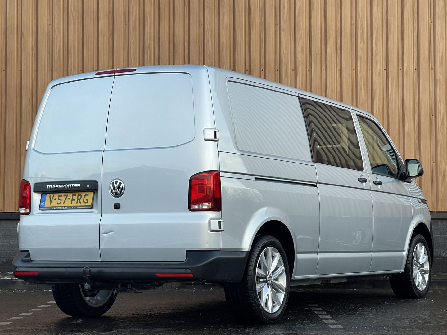 Volkswagen Transporter 2.0 TDI L2H1 30 DC Comfortline | Marge! | BPM Vrij | 6 Persoons! | Apple Carplay | Android Auto | Camera | Trekhaak | Airconditioning | Cruise Control | Isofix |
