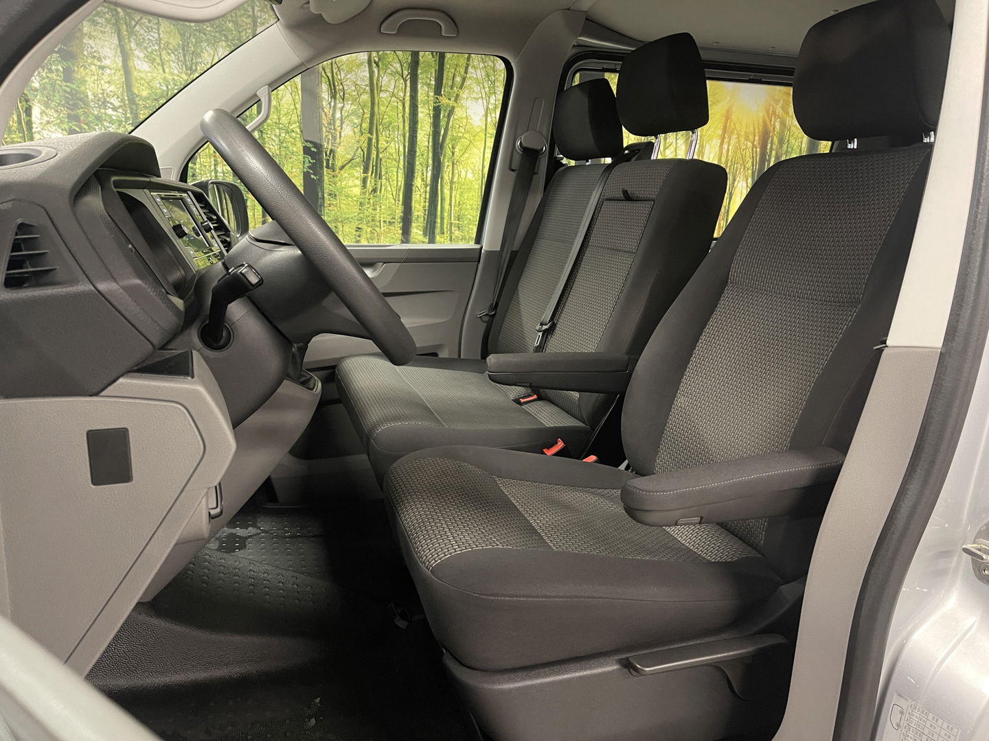 Volkswagen Transporter 2.0 TDI L2H1 30 DC Comfortline | Marge! | BPM Vrij | 6 Persoons! | Apple Carplay | Android Auto | Camera | Trekhaak | Airconditioning | Cruise Control | Isofix |