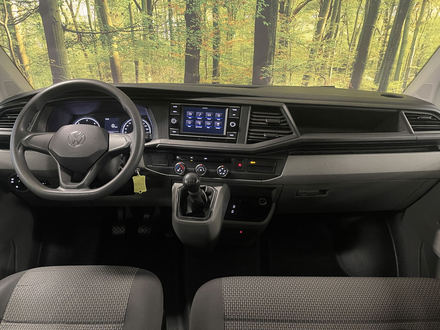 Volkswagen Transporter 2.0 TDI L2H1 30 DC Comfortline | Marge! | BPM Vrij | 6 Persoons! | Apple Carplay | Android Auto | Camera | Trekhaak | Airconditioning | Cruise Control | Isofix |