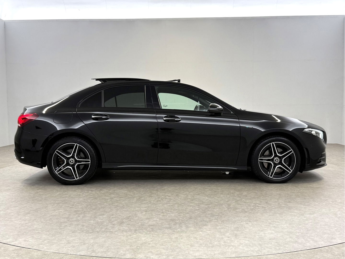 Mercedes-Benz A-Klasse 250 e AMG | SOH 93% | Pano | Sfeerverl. | Memory | Virtual | Camera | Keyless | Trekh. | Carplay
