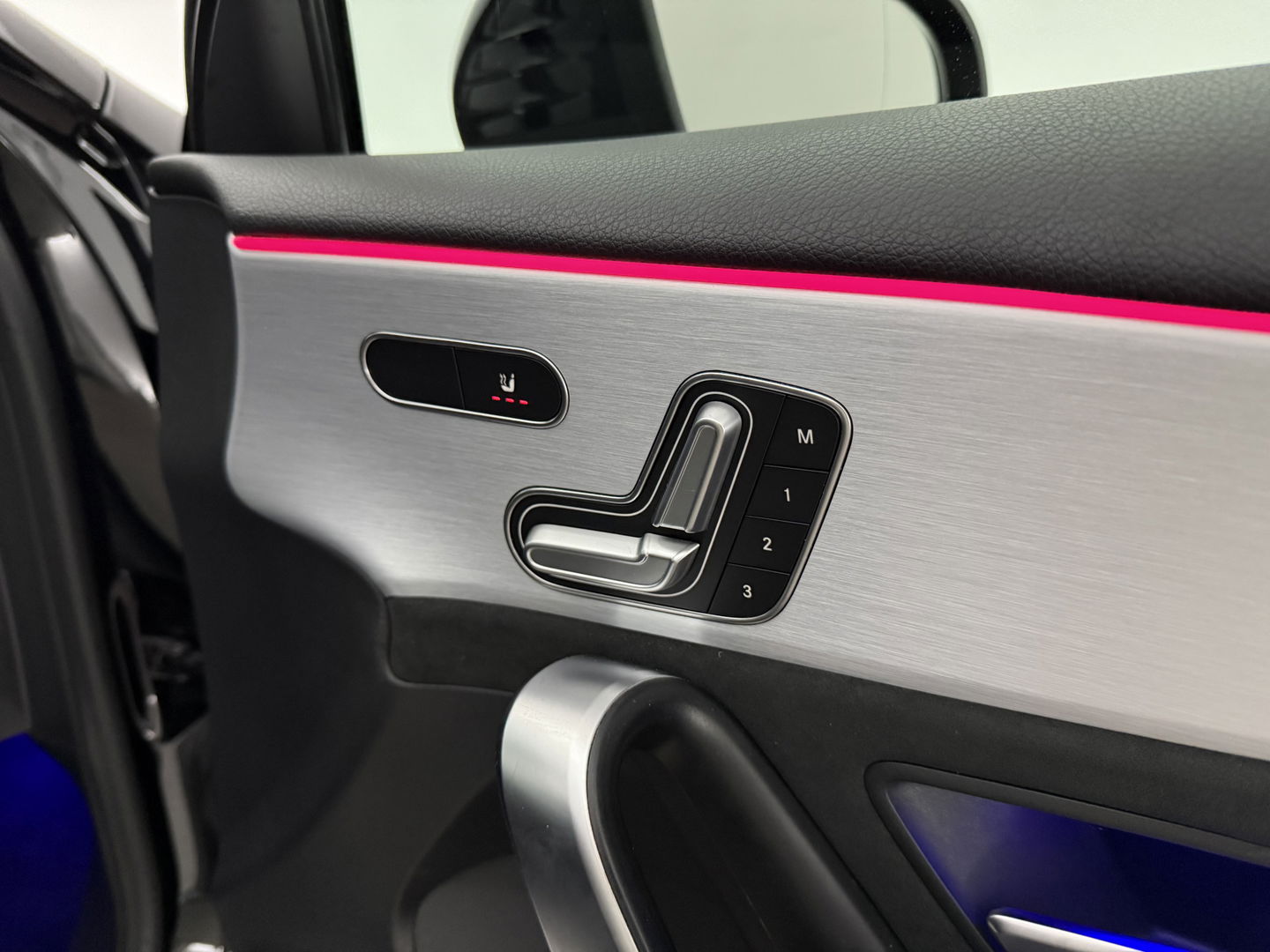 Mercedes-Benz A-Klasse 250 e AMG | SOH 93% | Pano | Sfeerverl. | Memory | Virtual | Camera | Keyless | Trekh. | Carplay