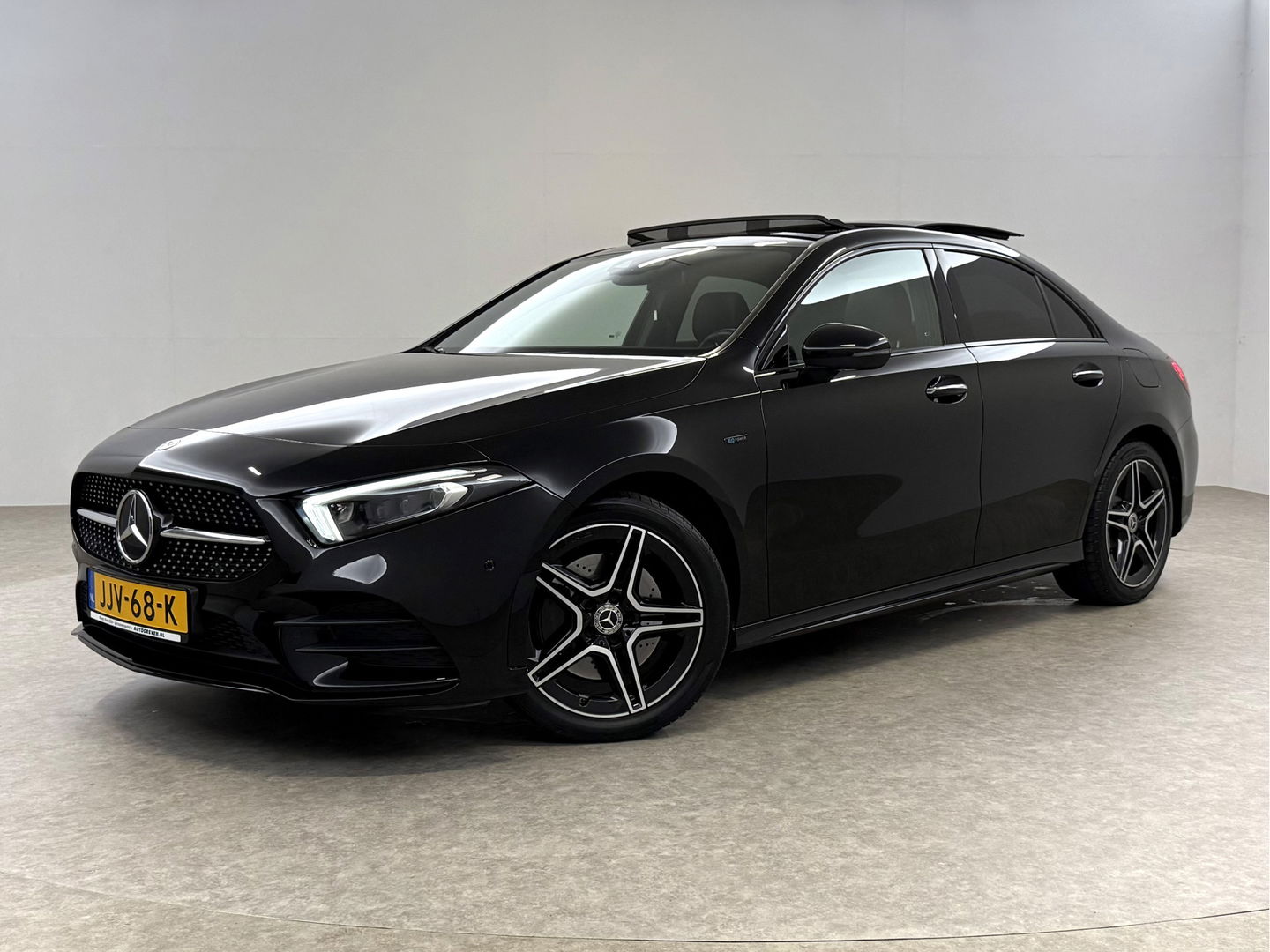 Mercedes-Benz A-Klasse 250 e AMG | SOH 93% | Pano | Sfeerverl. | Memory | Virtual | Camera | Keyless | Trekh. | Carplay
