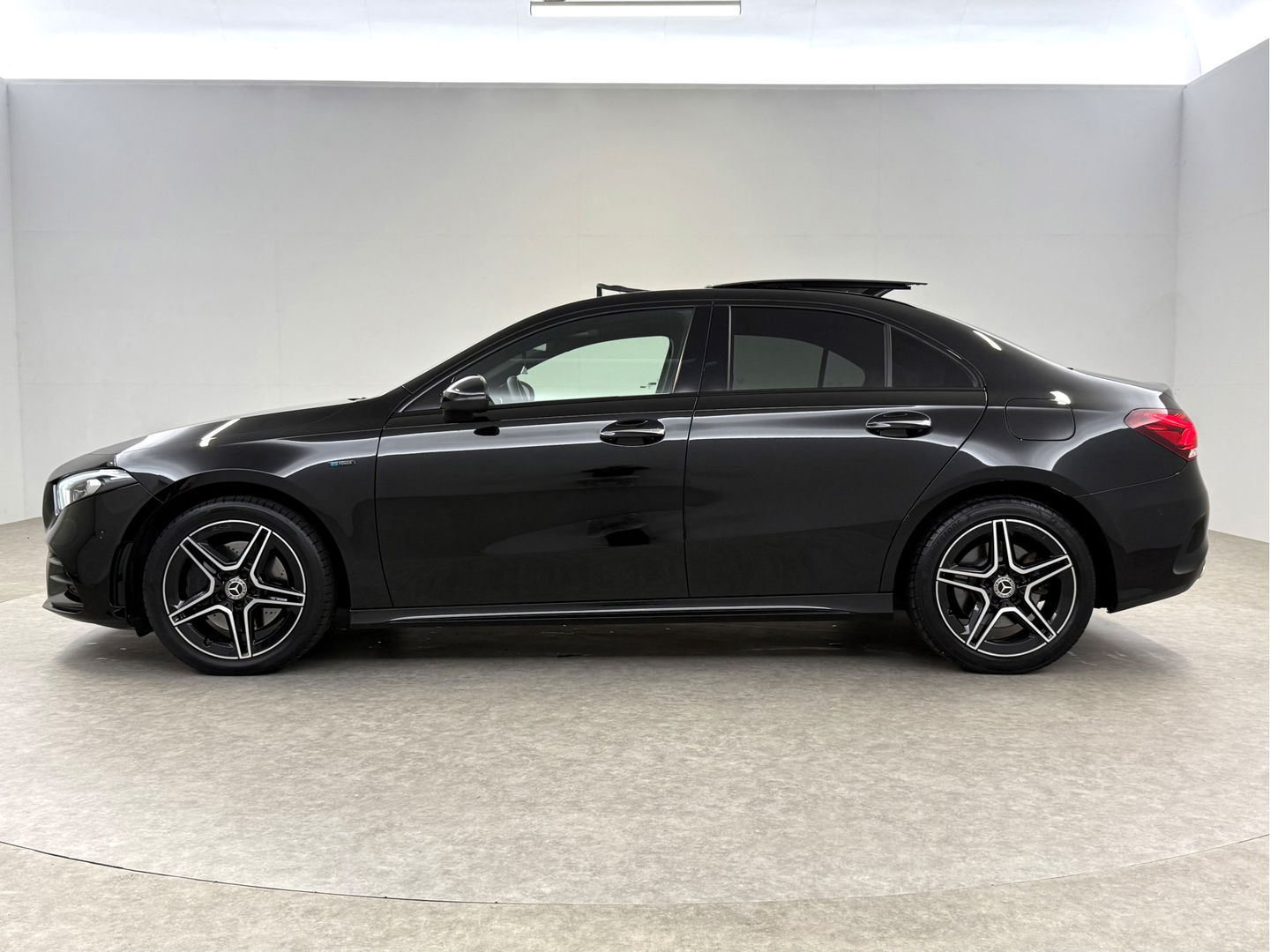 Mercedes-Benz A-Klasse 250 e AMG | SOH 93% | Pano | Sfeerverl. | Memory | Virtual | Camera | Keyless | Trekh. | Carplay