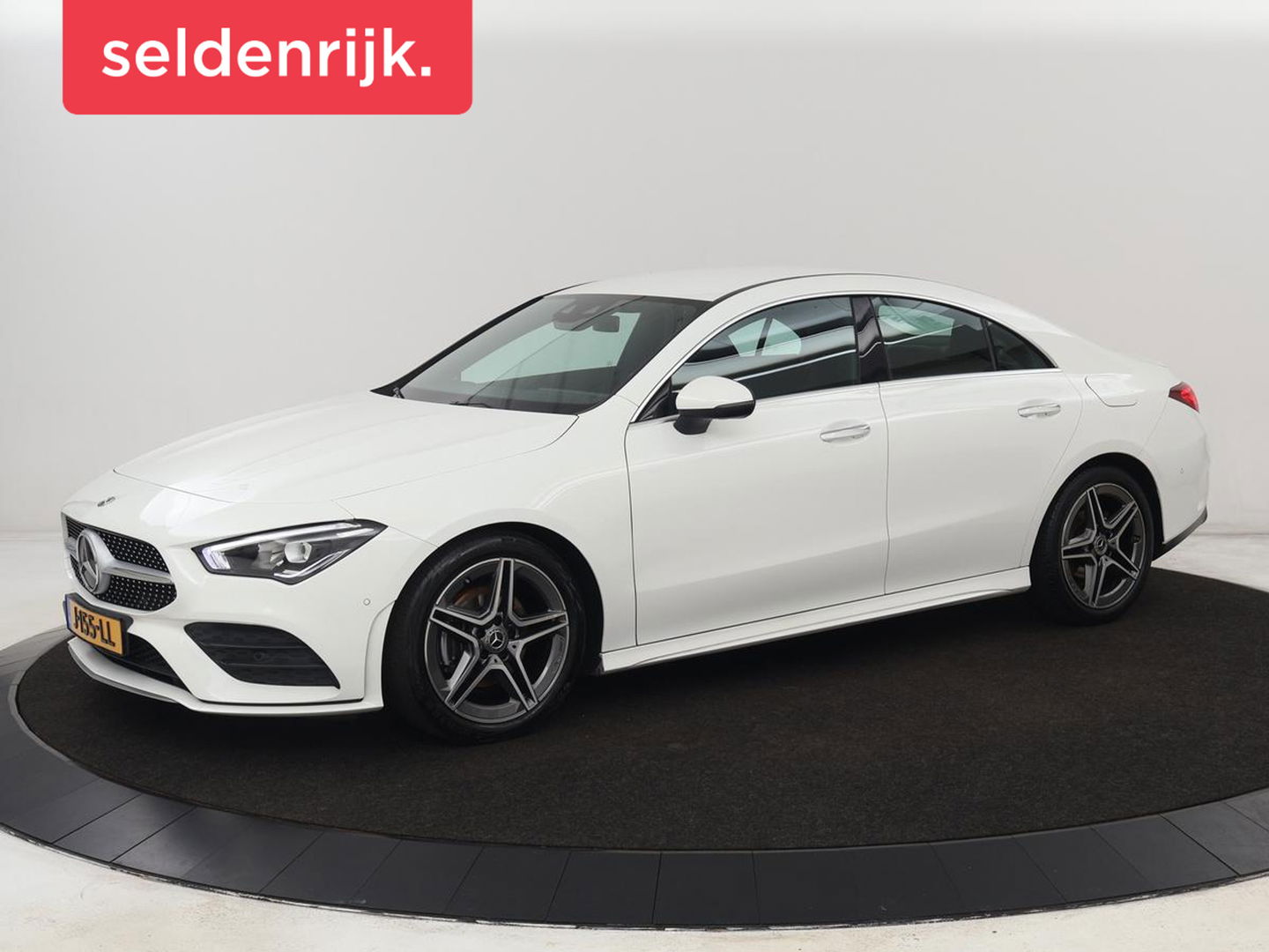 Mercedes-Benz CLA-Klasse 180 AMG | Carplay | Stoelverwarming | Camera | Navigatie | Leder/Alcantara | Sfeerverlichting | Park Assist | Full LED | Widescreen | Climate control | Sportstoelen | Cruise control