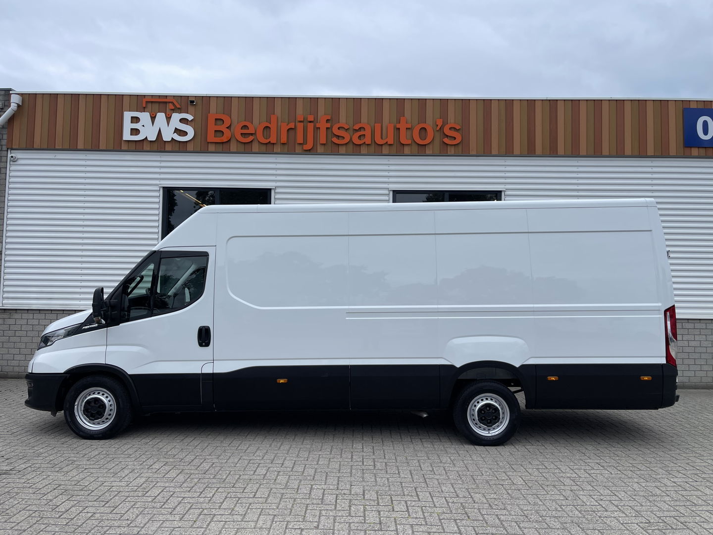 Iveco Daily 35S14V 2.3 Himatic automaat L4H2 / laadruimte 470cm lang ! / vaste prijs rijklaar € 23.950 ex btw / lease vanaf € 391 / trekhaak 3500 kg / cruise en climate control / 270 graden achterdeuren