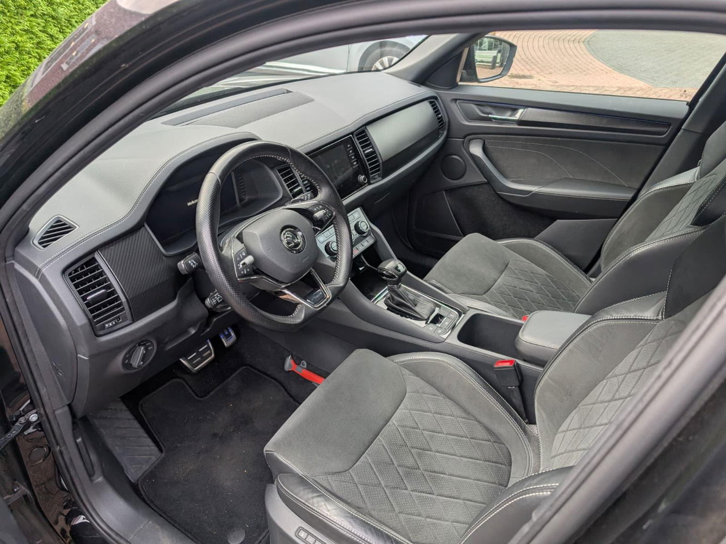 Škoda Kodiaq 1.5 TSI Sportline Business 7p. | ALL SEASON BANDEN | TREKHAAK | ADAPTIVE CRUISE | ELEKTR. ACHTERKLEP