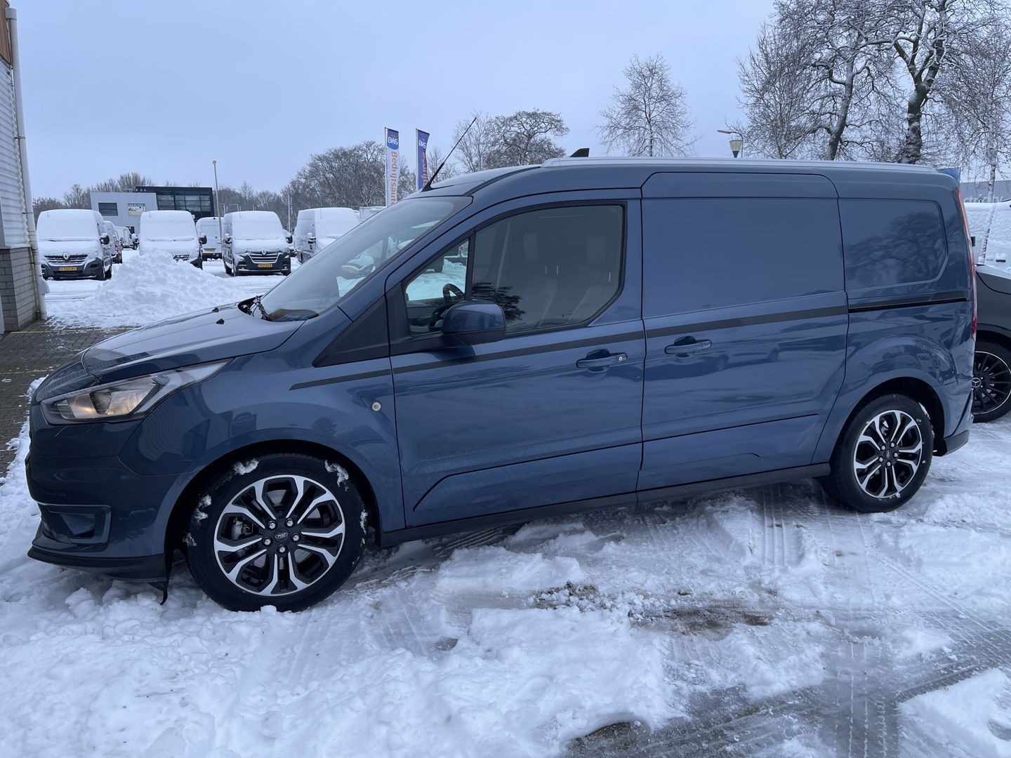 Ford Transit Connect 1.5 EcoBlue L2 Sport automaat / vaste prijs rijklaar € 14.950 ex btw / lease vanaf € 252 / dubbele schuifdeur / blauw metallic / camera / trekhaak / stoelverwarming / euro 6 !
