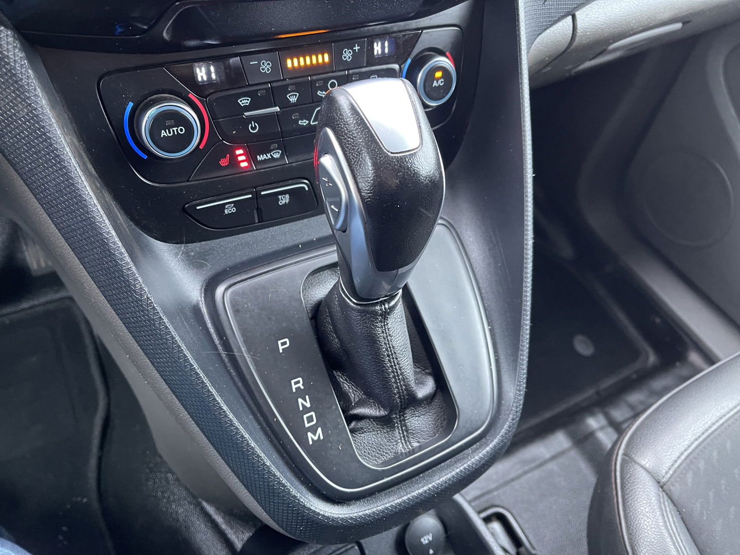 Ford Transit Connect 1.5 EcoBlue L2 Sport automaat / vaste prijs rijklaar € 14.950 ex btw / lease vanaf € 252 / dubbele schuifdeur / blauw metallic / camera / trekhaak / stoelverwarming / euro 6 !