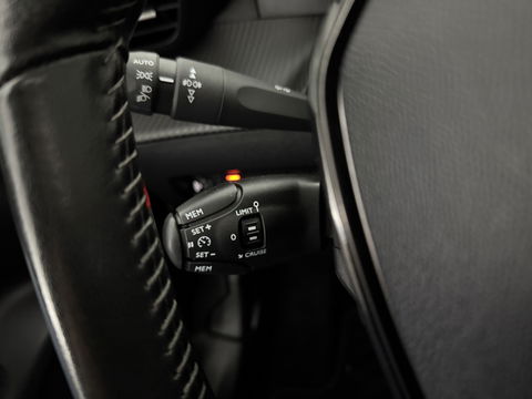 Peugeot 2008 1.2 PureTech | Pano | Virtual | Camera | Trekh. | Cruise | Carplay | Stoelverw. | NAP