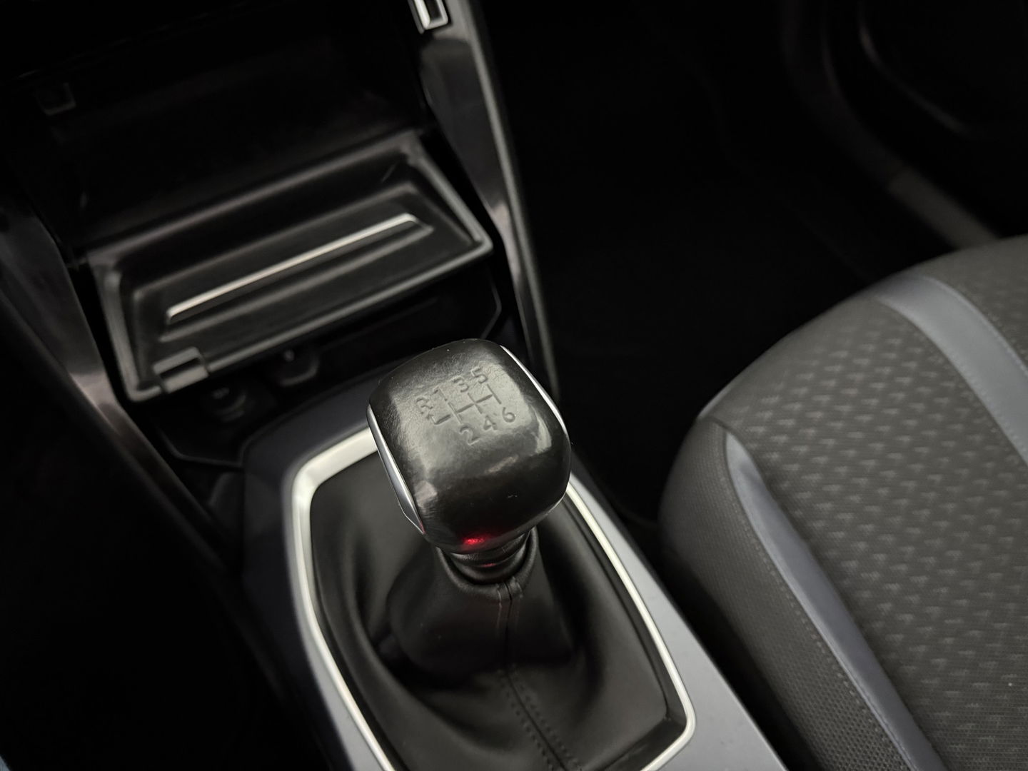 Peugeot 2008 1.2 PureTech | Pano | Virtual | Camera | Trekh. | Cruise | Carplay | Stoelverw. | NAP