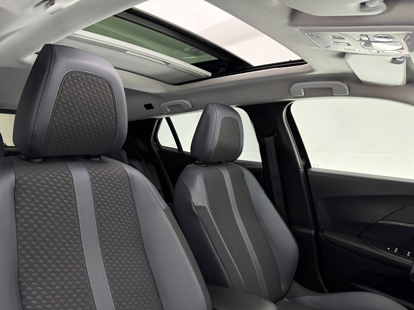 Peugeot 2008 1.2 PureTech | Pano | Virtual | Camera | Trekh. | Cruise | Carplay | Stoelverw. | NAP