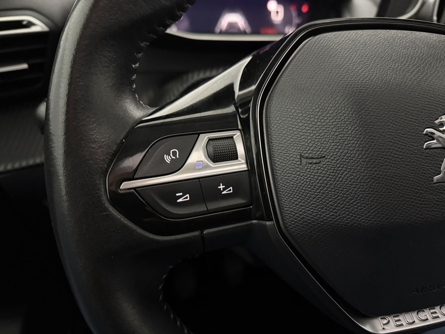 Peugeot 2008 1.2 PureTech | Pano | Virtual | Camera | Trekh. | Cruise | Carplay | Stoelverw. | NAP