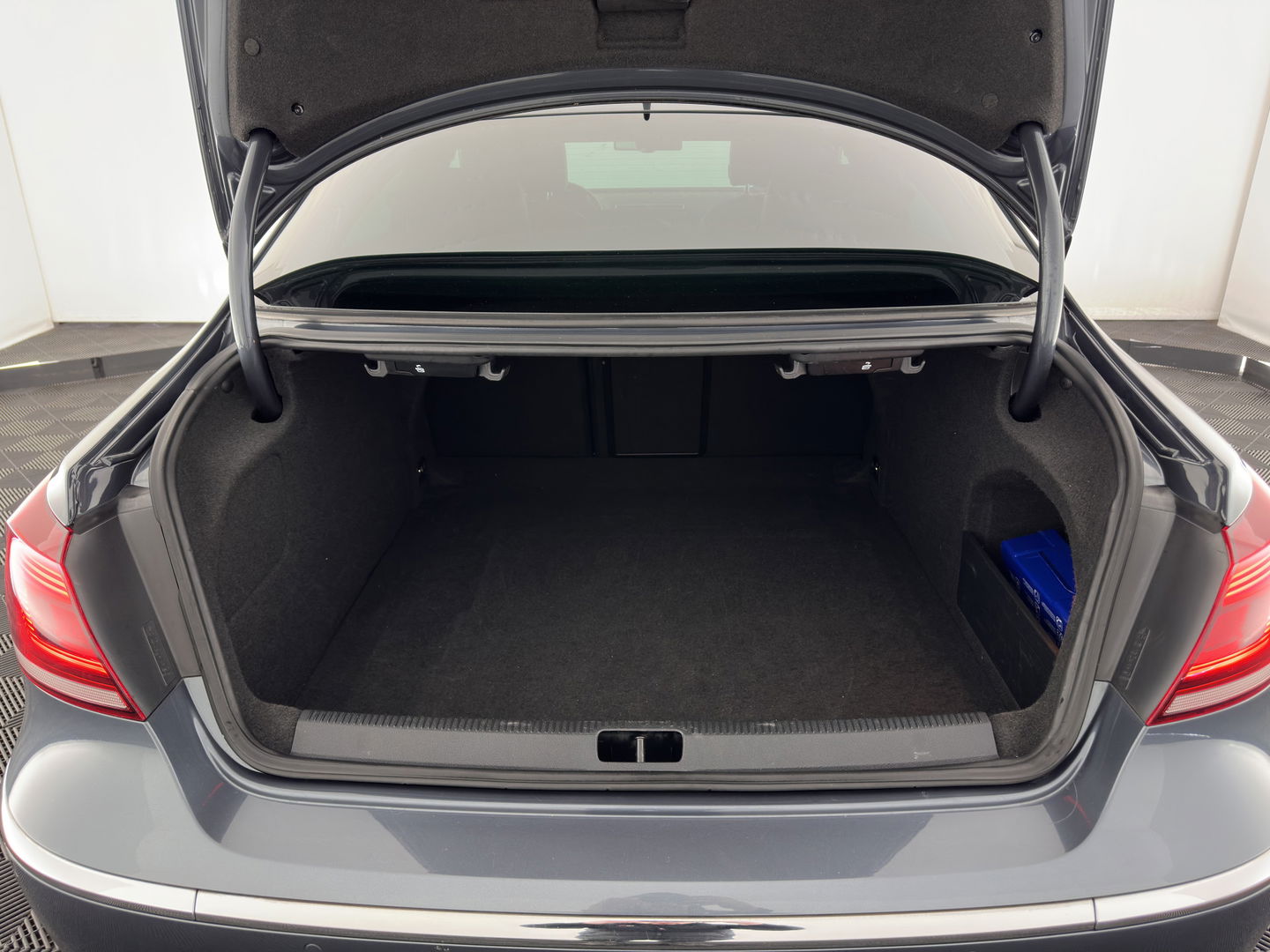 Volkswagen CC 1.8 TSI Aut. *LEATHER | BI-XENON | HEATED-SPORTSEATS | NAVI-FULLMAP | ECC | PDC | CRUISE | SHIFTPADDLES | PRIVACY-GLASS | TOWBAR | 18''ALU*