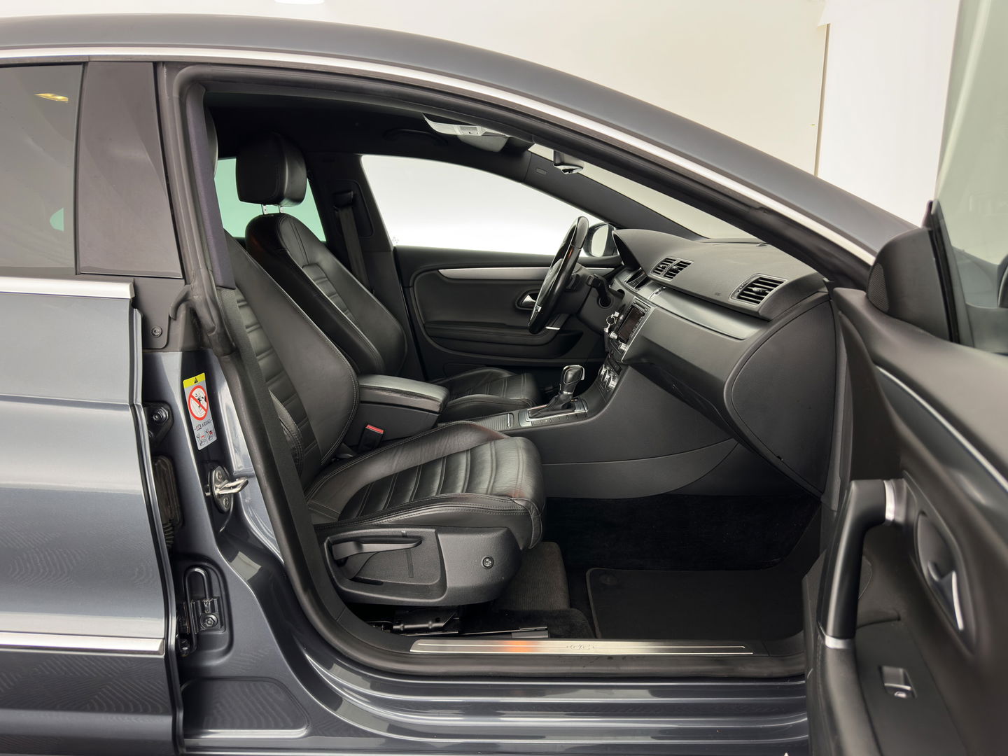 Volkswagen CC 1.8 TSI Aut. *LEATHER | BI-XENON | HEATED-SPORTSEATS | NAVI-FULLMAP | ECC | PDC | CRUISE | SHIFTPADDLES | PRIVACY-GLASS | TOWBAR | 18''ALU*