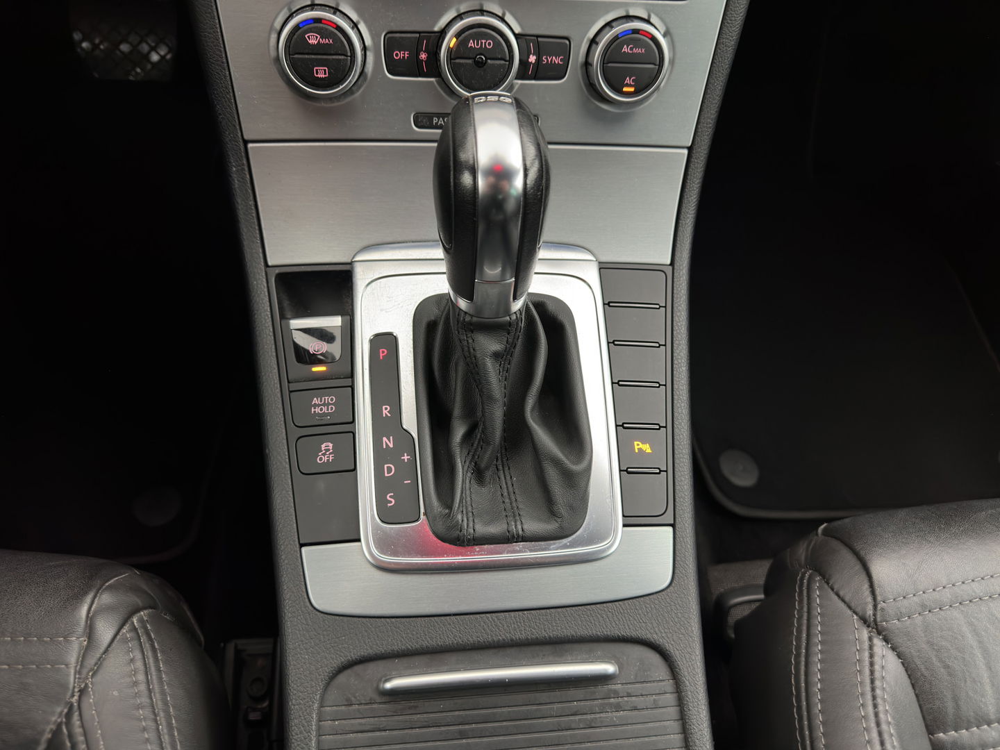 Volkswagen CC 1.8 TSI Aut. *LEATHER | BI-XENON | HEATED-SPORTSEATS | NAVI-FULLMAP | ECC | PDC | CRUISE | SHIFTPADDLES | PRIVACY-GLASS | TOWBAR | 18''ALU*