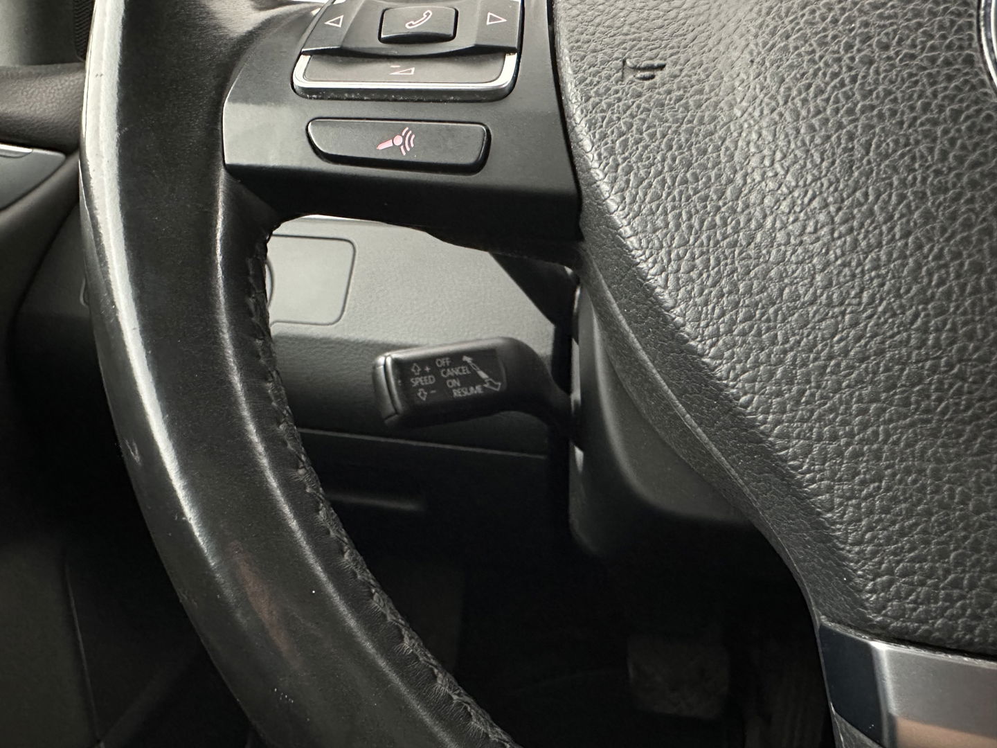 Volkswagen CC 1.8 TSI Aut. *LEATHER | BI-XENON | HEATED-SPORTSEATS | NAVI-FULLMAP | ECC | PDC | CRUISE | SHIFTPADDLES | PRIVACY-GLASS | TOWBAR | 18''ALU*