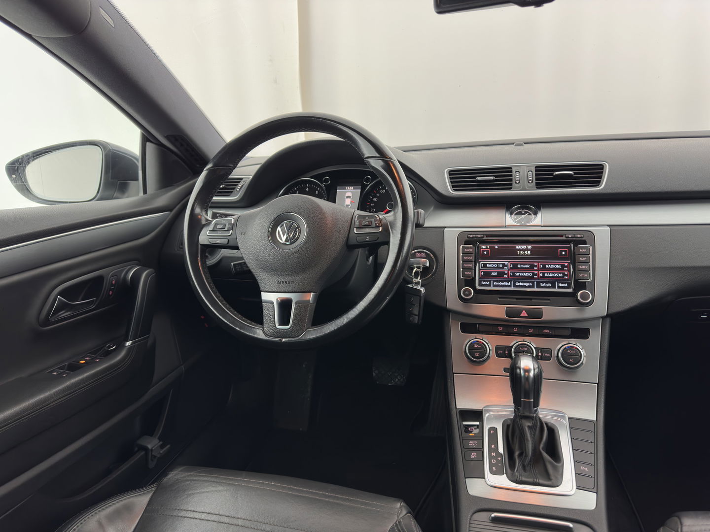 Volkswagen CC 1.8 TSI Aut. *LEATHER | BI-XENON | HEATED-SPORTSEATS | NAVI-FULLMAP | ECC | PDC | CRUISE | SHIFTPADDLES | PRIVACY-GLASS | TOWBAR | 18''ALU*