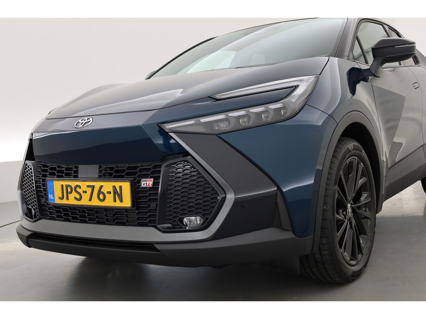 Toyota C-HR 2.0 Plug-in Hybrid 220 GR SPORT | JBL Audio | Memory Seat | Navi + CarPlay | Stoel- Stuurverw. | Adapt. Cruise | Dodehoekdet.
