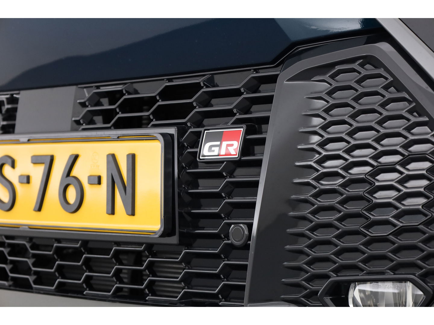 Toyota C-HR 2.0 Plug-in Hybrid 220 GR SPORT | JBL Audio | Memory Seat | Navi + CarPlay | Stoel- Stuurverw. | Adapt. Cruise | Dodehoekdet.