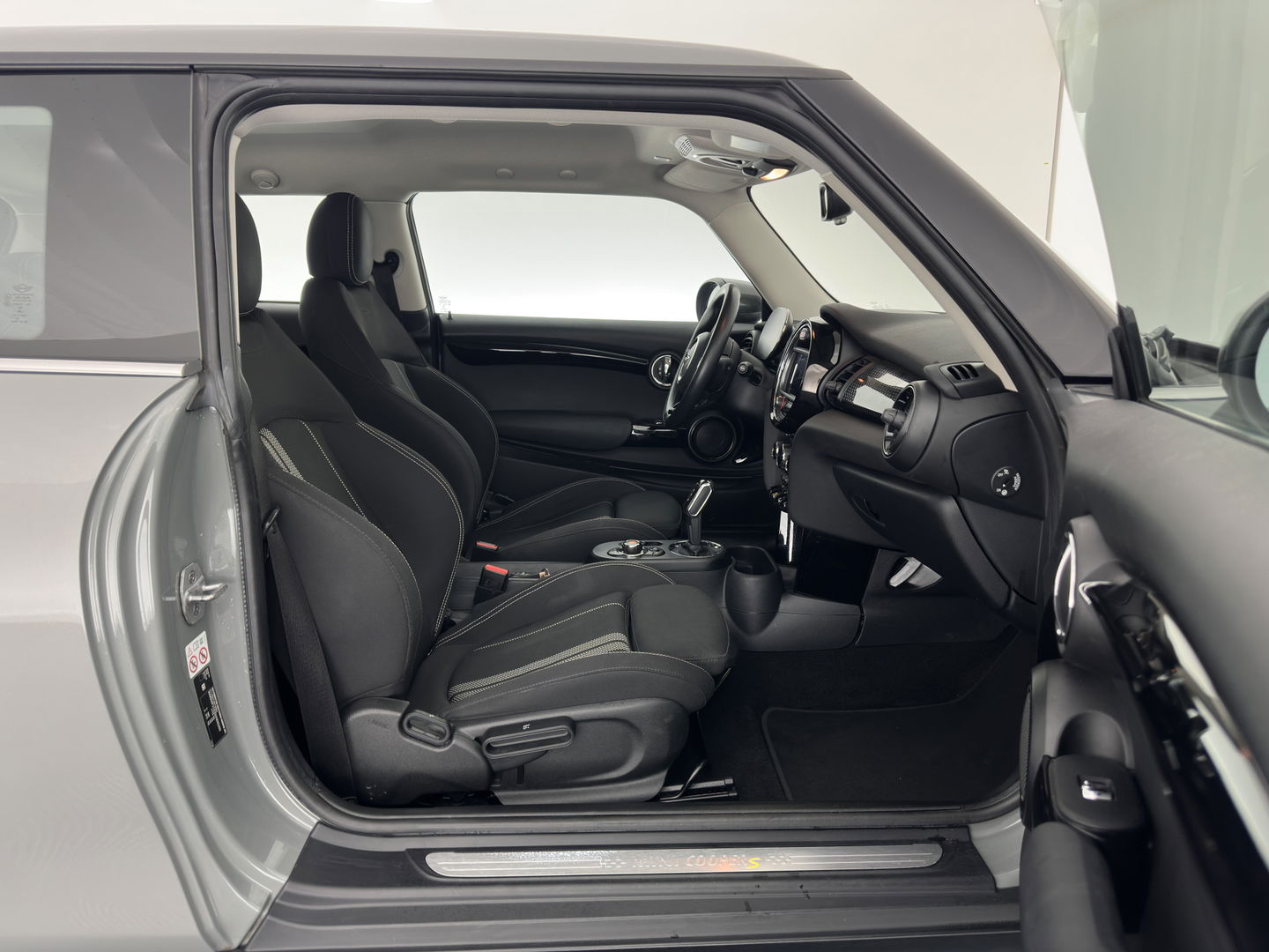 MINI Mini Electric Basic 33 kWh [ 3-Fase ] (SOH-100%) (INCL-BTW) Aut. *HEATPUMP | FULL-LED | SPORT-SEATS | NAVI-FULLMAP | DIGI-COCKPIT | DAB+ | ECC | CCS-FASTLOADER | UNION-JACK | KEYLESS | CRUISE | AMBIENT-LIGHT | 16''ALU*