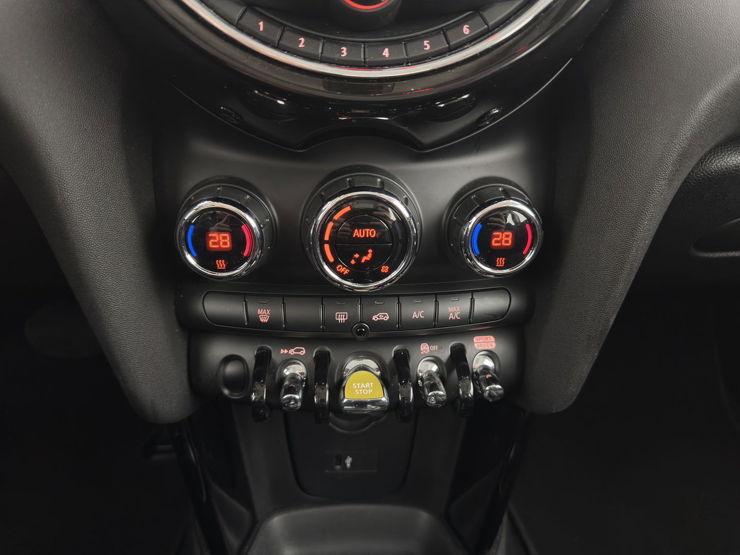 MINI Mini Electric Basic 33 kWh [ 3-Fase ] (SOH-100%) (INCL-BTW) Aut. *HEATPUMP | FULL-LED | SPORT-SEATS | NAVI-FULLMAP | DIGI-COCKPIT | DAB+ | ECC | CCS-FASTLOADER | UNION-JACK | KEYLESS | CRUISE | AMBIENT-LIGHT | 16''ALU*