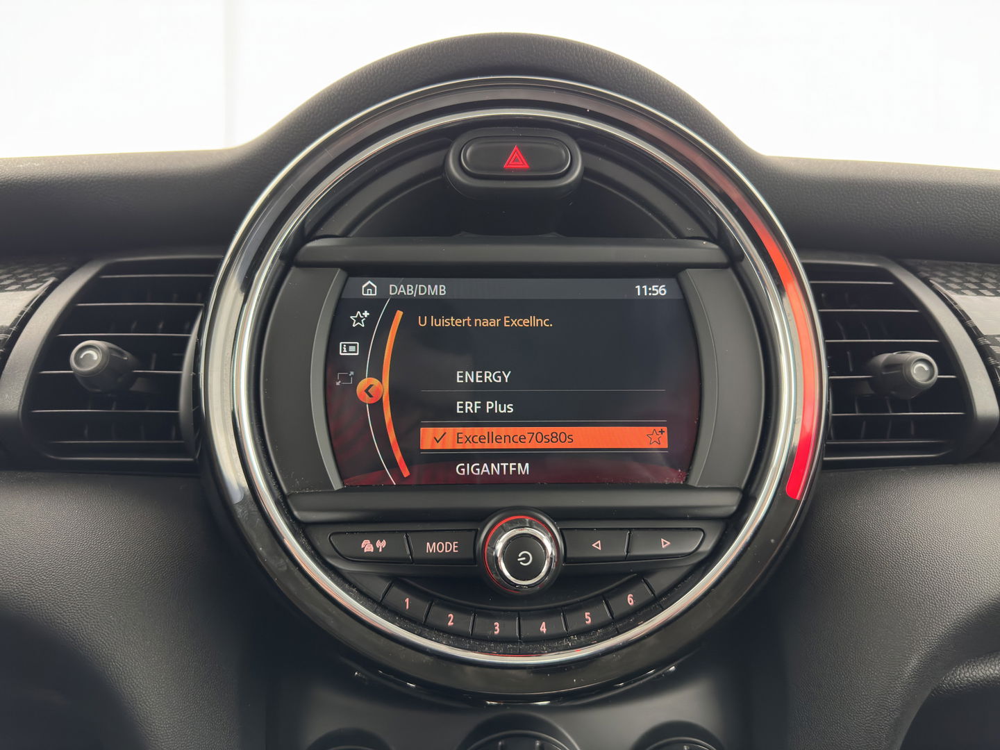 MINI Mini Electric Basic 33 kWh [ 3-Fase ] (SOH-100%) (INCL-BTW) Aut. *HEATPUMP | FULL-LED | SPORT-SEATS | NAVI-FULLMAP | DIGI-COCKPIT | DAB+ | ECC | CCS-FASTLOADER | UNION-JACK | KEYLESS | CRUISE | AMBIENT-LIGHT | 16''ALU*