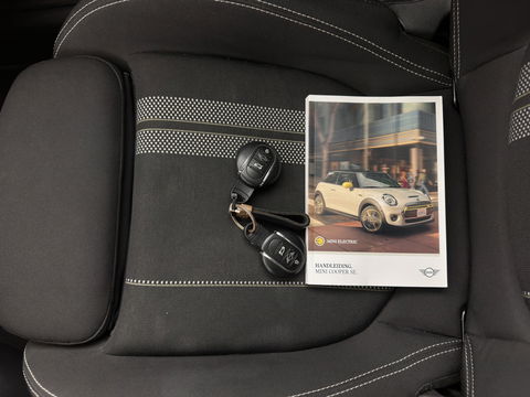 MINI Mini Electric Basic 33 kWh [ 3-Fase ] (SOH-100%) (INCL-BTW) Aut. *HEATPUMP | FULL-LED | SPORT-SEATS | NAVI-FULLMAP | DIGI-COCKPIT | DAB+ | ECC | CCS-FASTLOADER | UNION-JACK | KEYLESS | CRUISE | AMBIENT-LIGHT | 16''ALU*