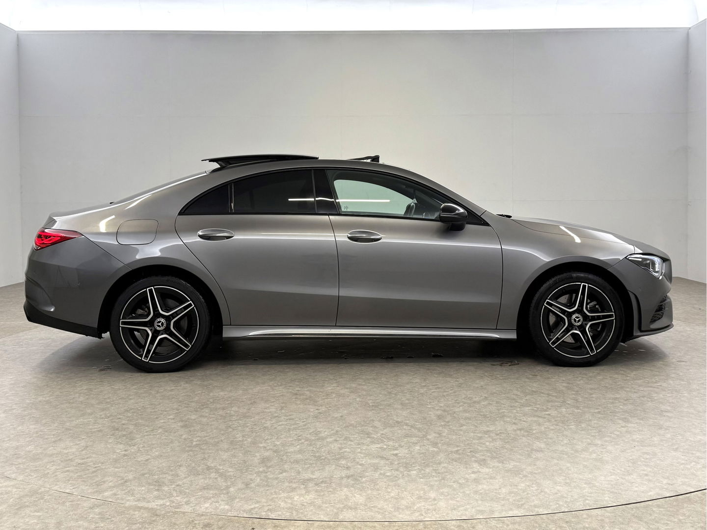Mercedes-Benz CLA-Klasse 250 e AMG | SOH 92% | Pano | Sfeer | Virtual | Camera | Cruise | Navi | Stoelverw. | Keyless | NAP